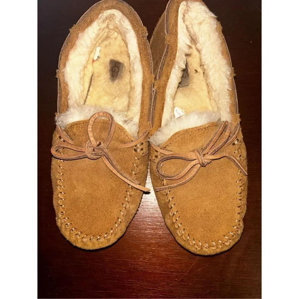 Ugg Dakota Moccasins size 4 girls